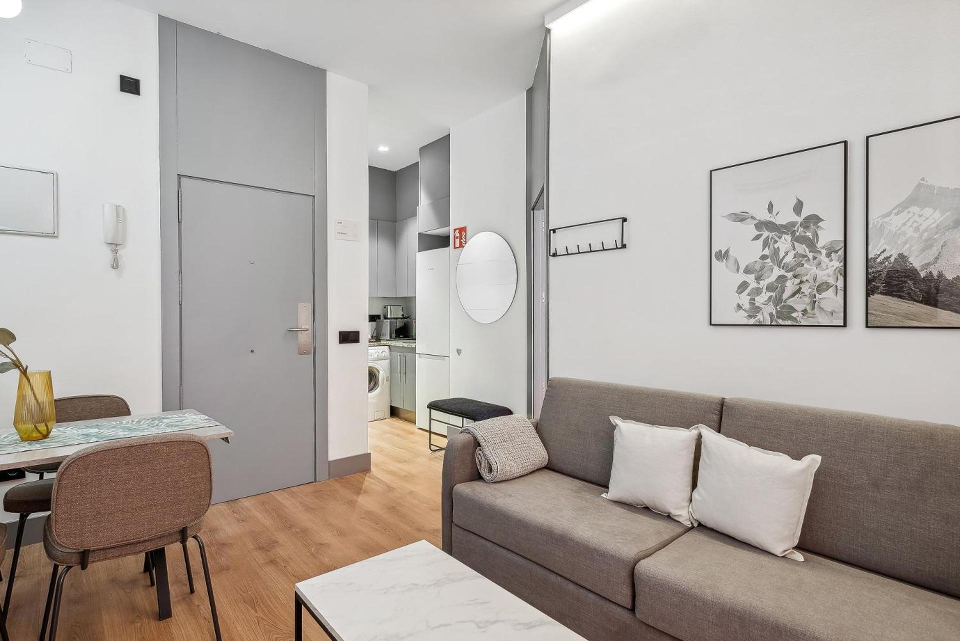 Apartamento com 1 Quarto e Varanda